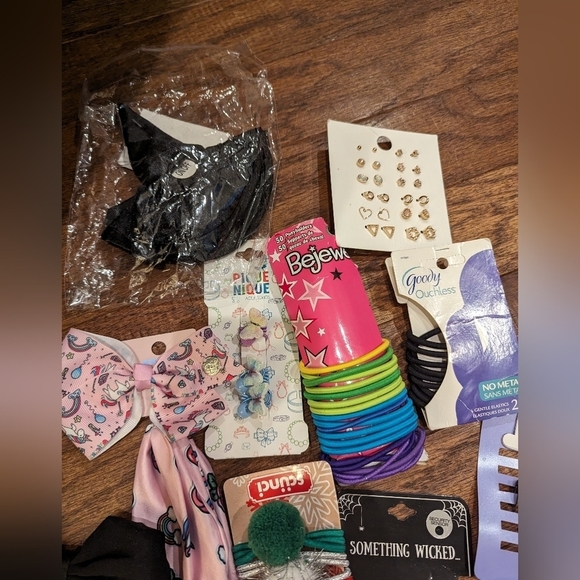 Hair accessories, barrettes, hair clips, headbands, retails at over $150 - Picture 6 of 6